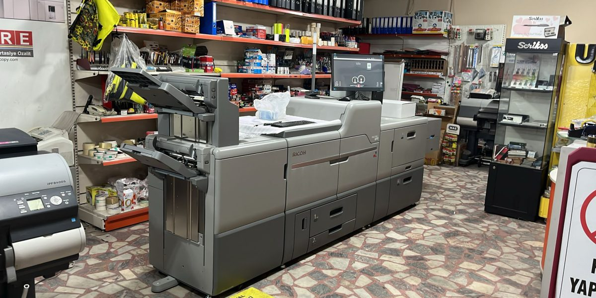 İstanbul Print Center işletmesindeki Ricoh Pro C7500 dijital baskı makinesi