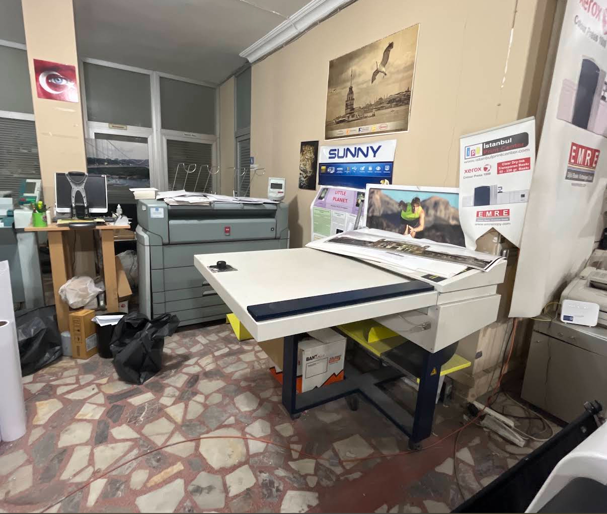 İstanbul Print Center çalışma alanındaki baskı hazırlık masası ve baskı ekipmanları