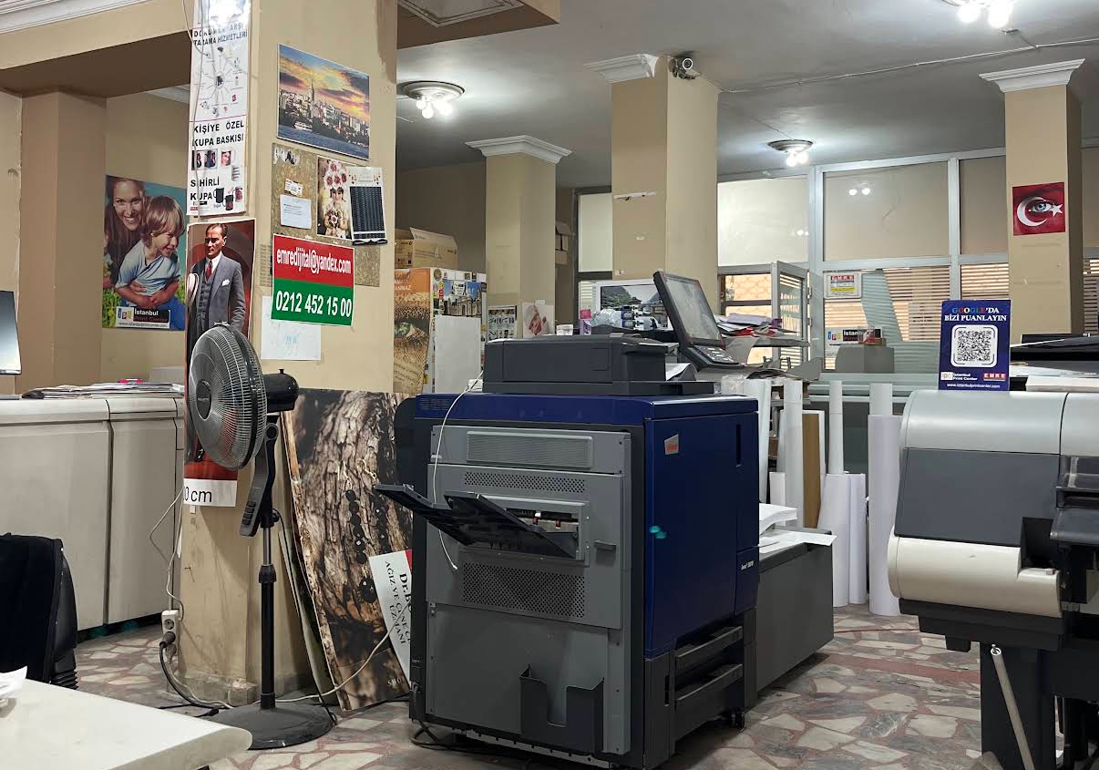 İstanbul Print Center atölyesindeki baskı makinelerinin genel görünümü